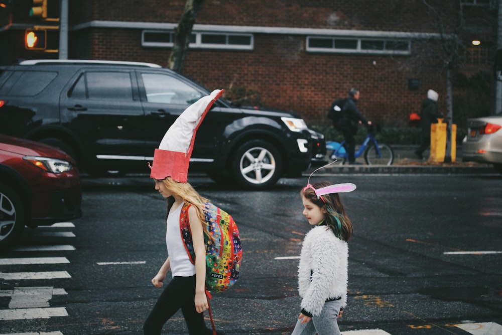 Niños caminando por la acera durante el día