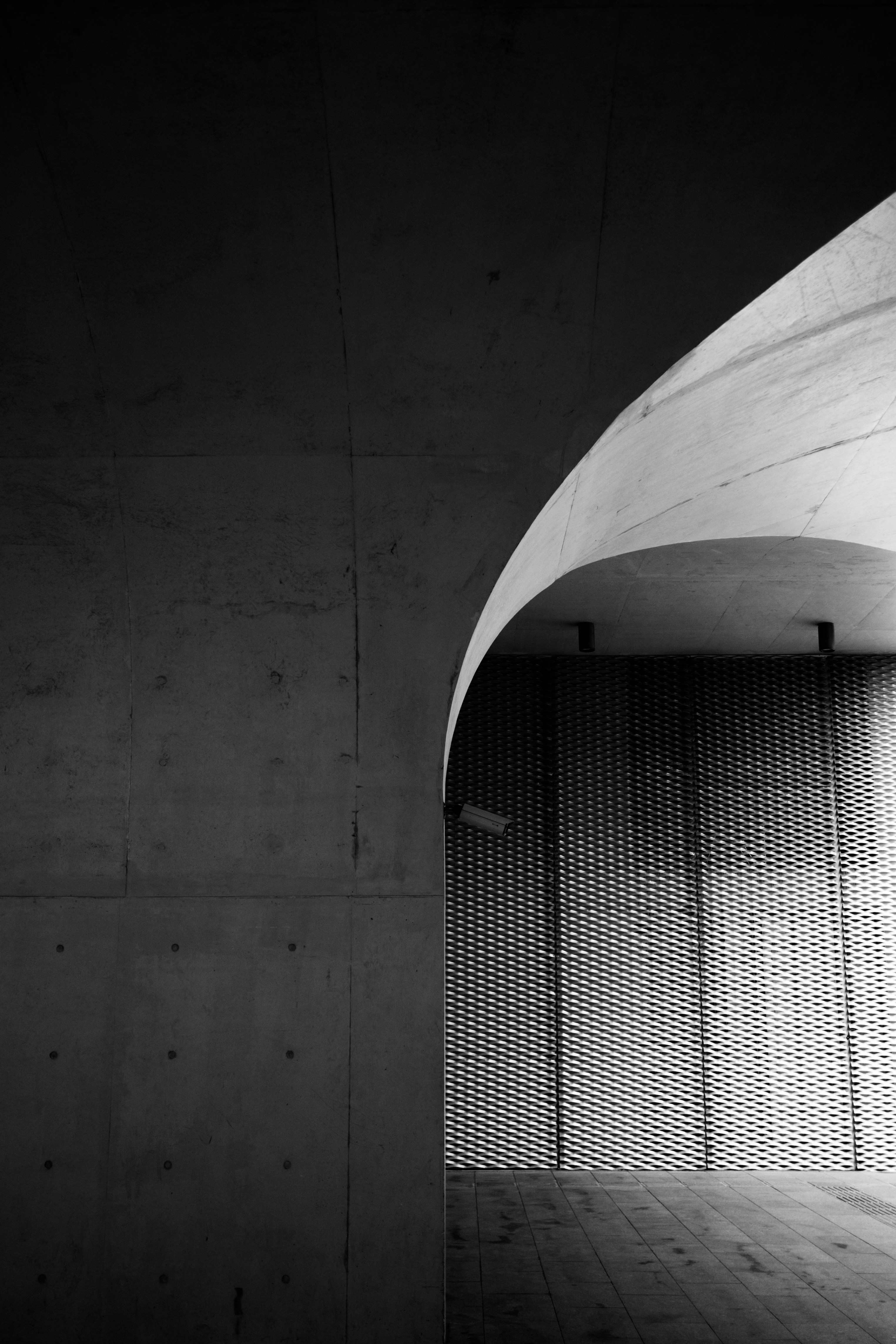 a black and white photo of a building