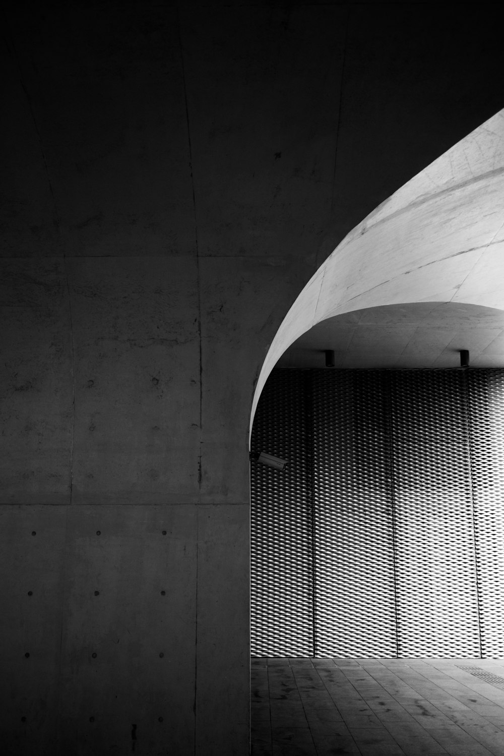 a black and white photo of a building