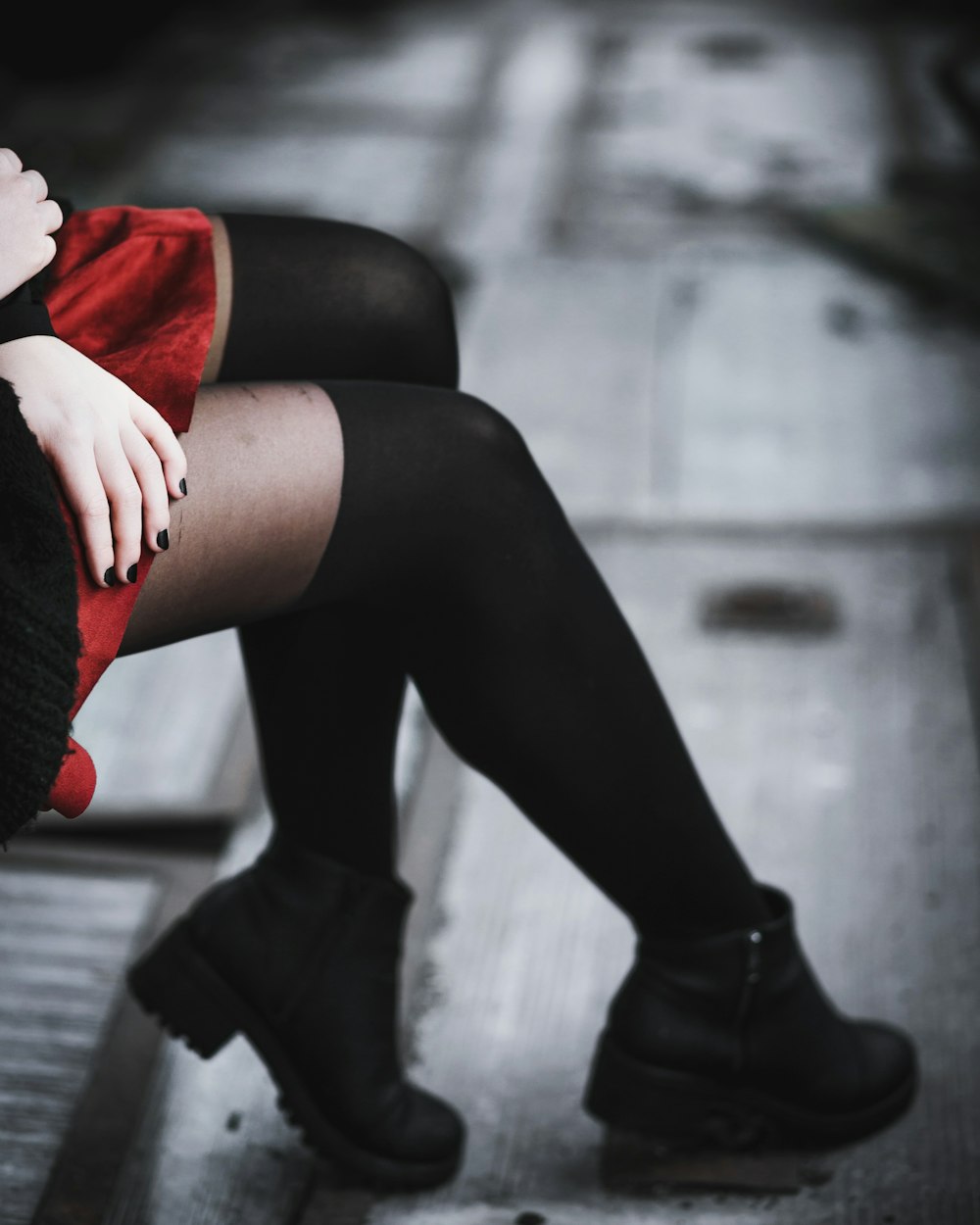 Фотосессия в ярких колготках. Ноги в красных колготках. Трендовые колготки. Романтика женщина чулки юбка.