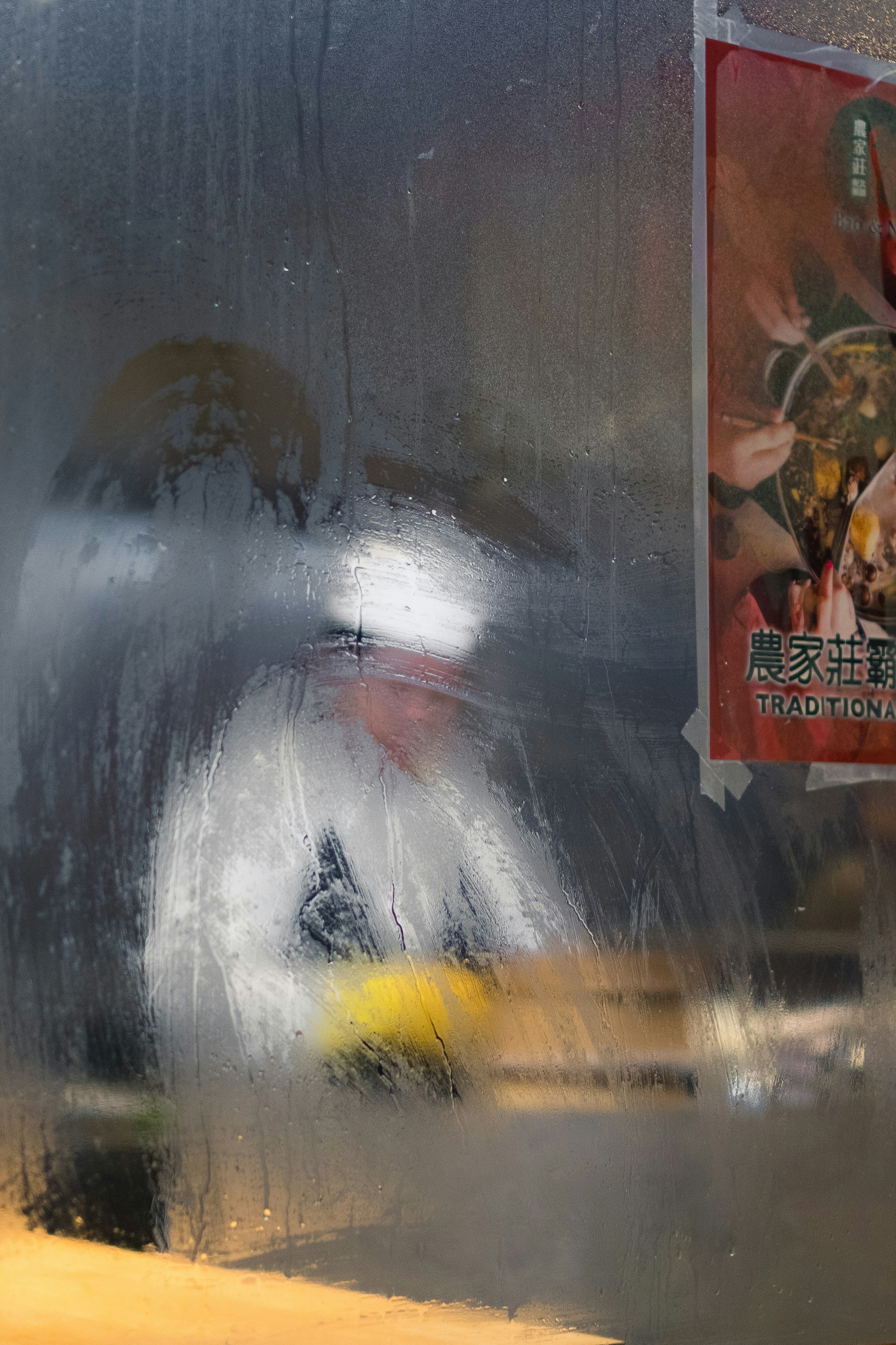 una ventana con un letrero en el costado