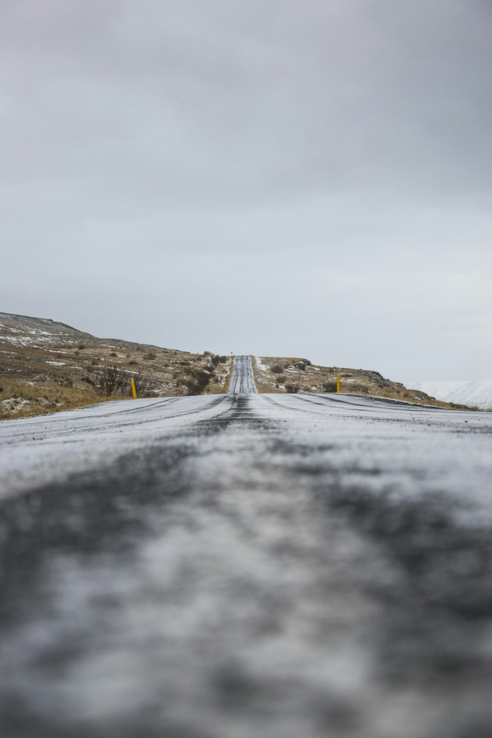 Une route vide au milieu de nulle part