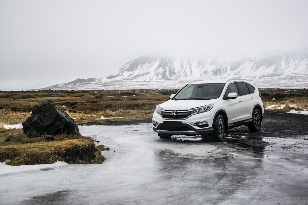 SUV Honda blanco sobre piso gris