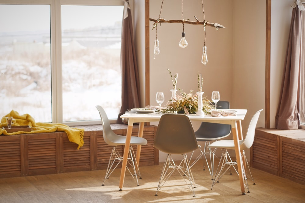 Tavolo da pranzo in legno bianco apparecchiato durante il giorno