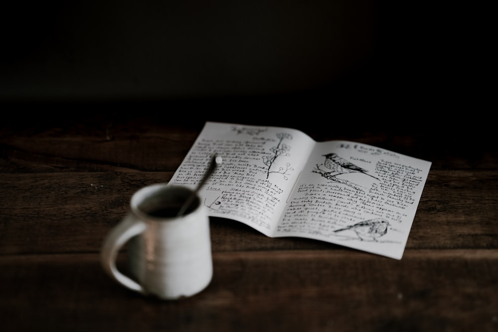 Mug près du livre sur une surface en bois