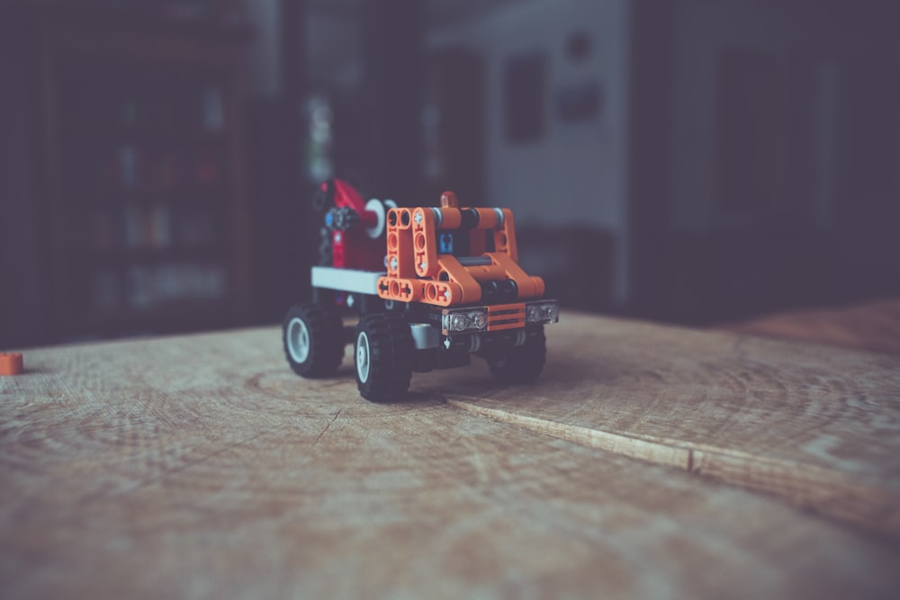 갈색 슬래브 위에 레고 트럭 장난감의 클로즈업 사진