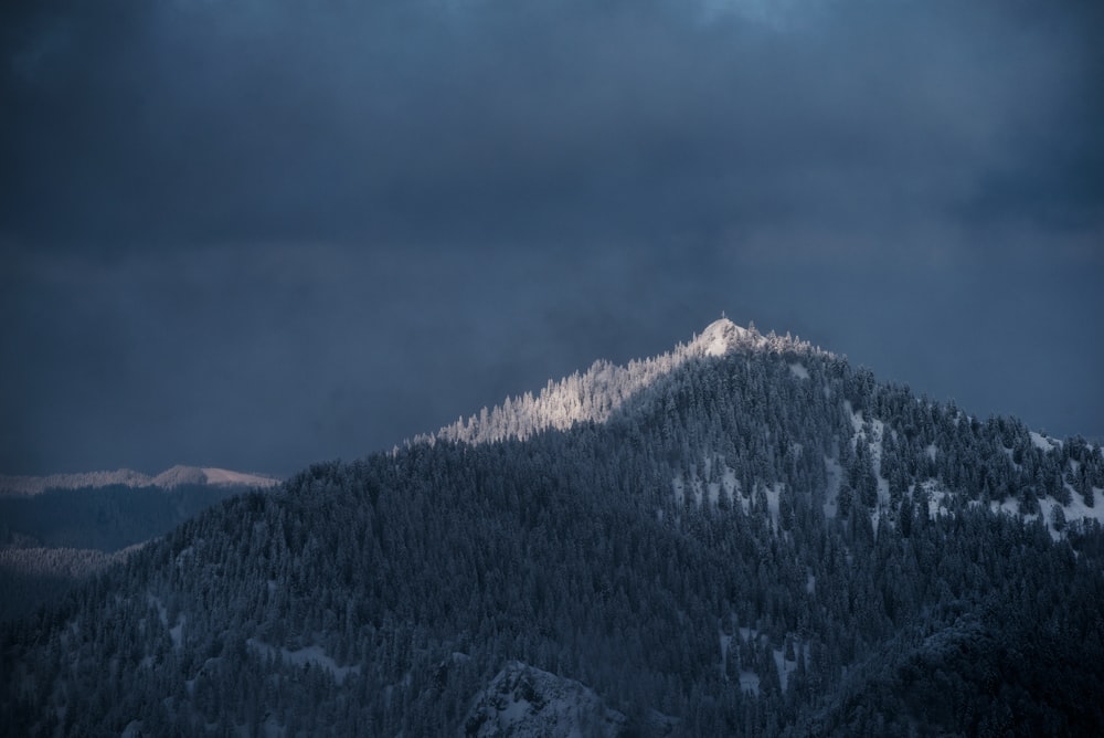 photographie de paysage de montagne