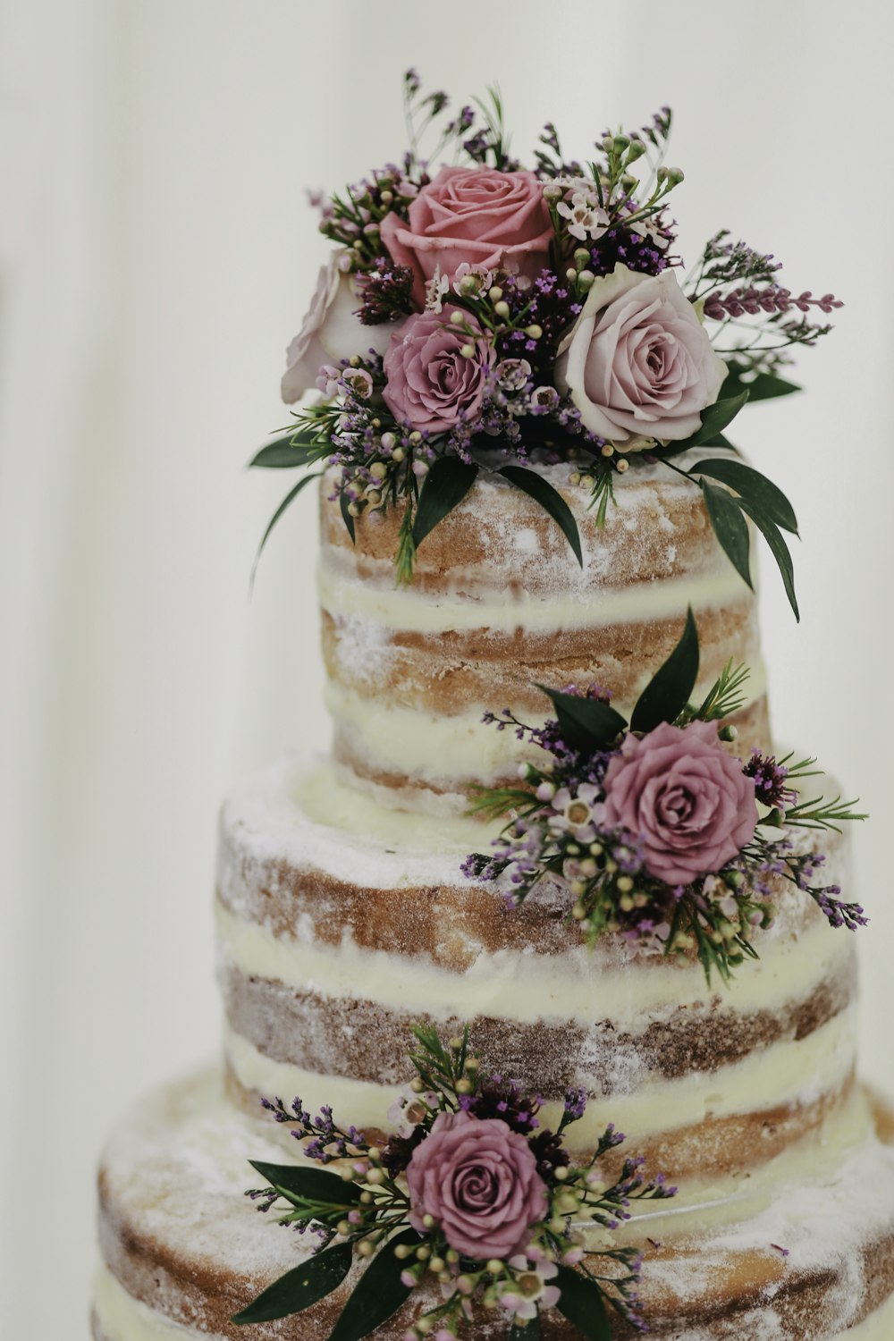 Bolo de 3 camadas com detalhes em flores