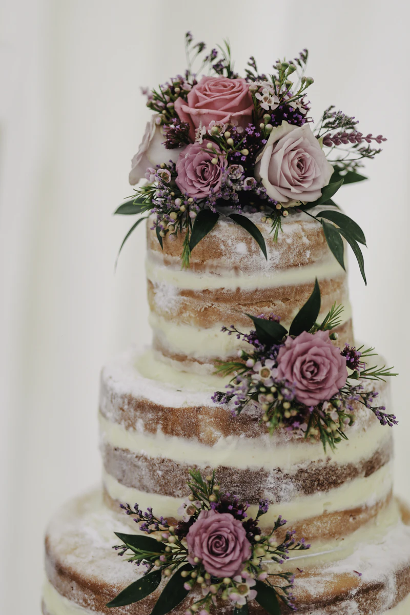 Gâteau de mariage décoré de fleurs
