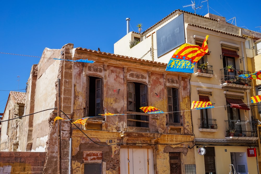 Fotografía de paisaje de un edificio de hormigón