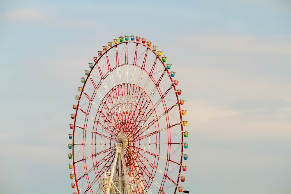 澄み切った空の下でのピンクと黄色の観覧車