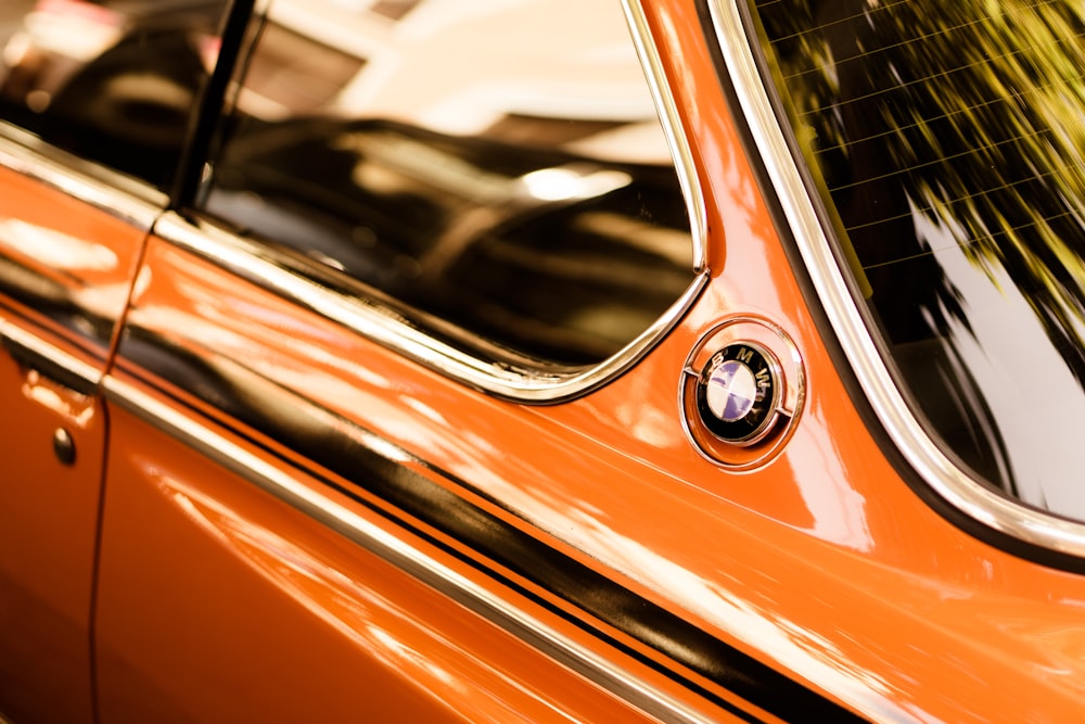 주황색 BMW 자동차의 타임랩스 사진