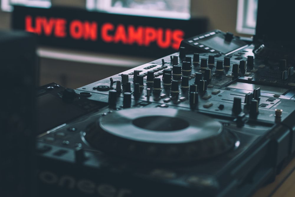 selektive Fokusfotografie des DJ-Controllers