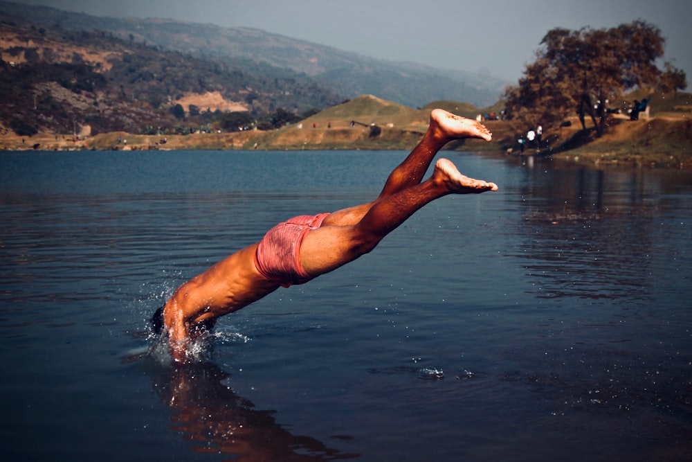 homme plongeant directement dans l’eau