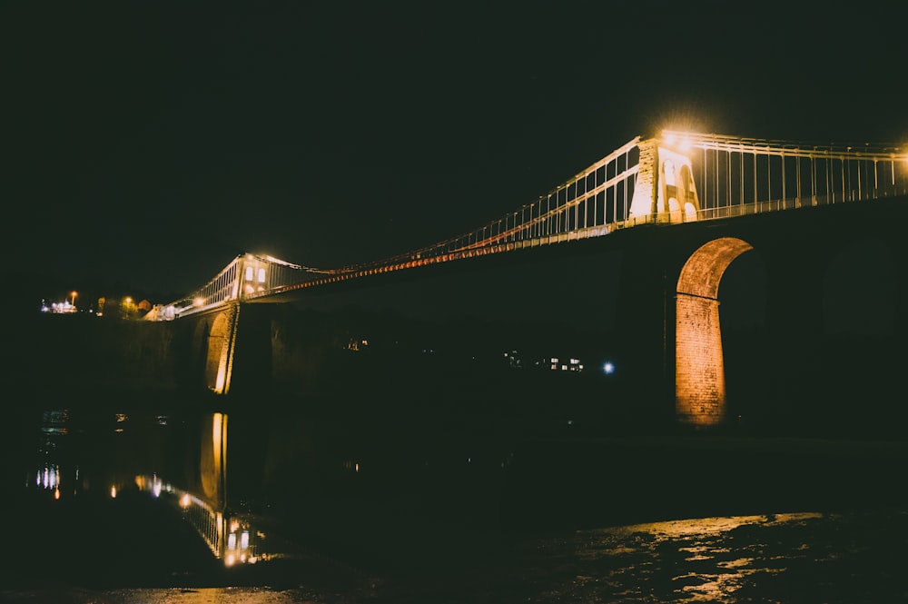 pont au-dessus d’un plan d’eau