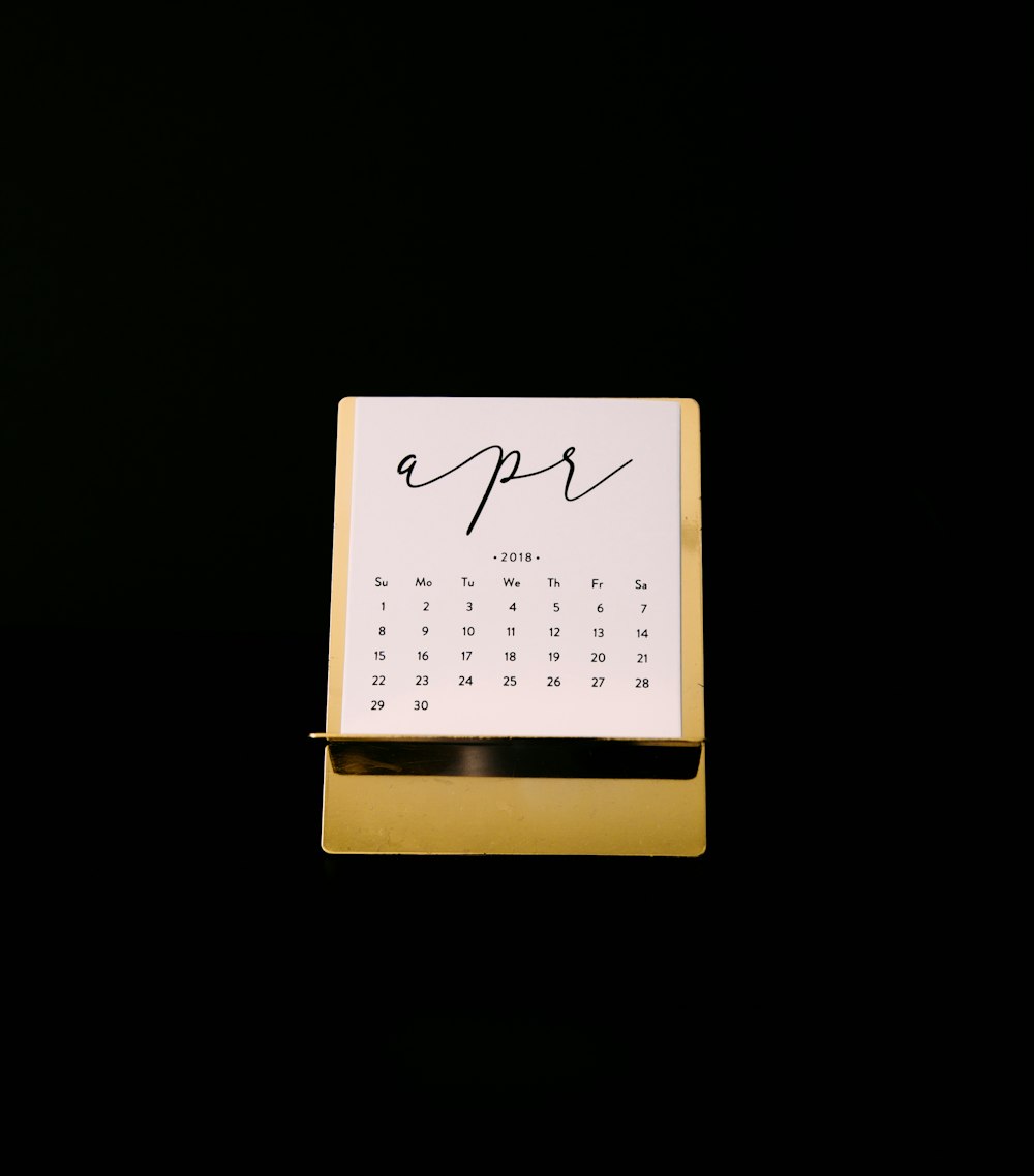 Calendario blanco sobre rejilla marrón