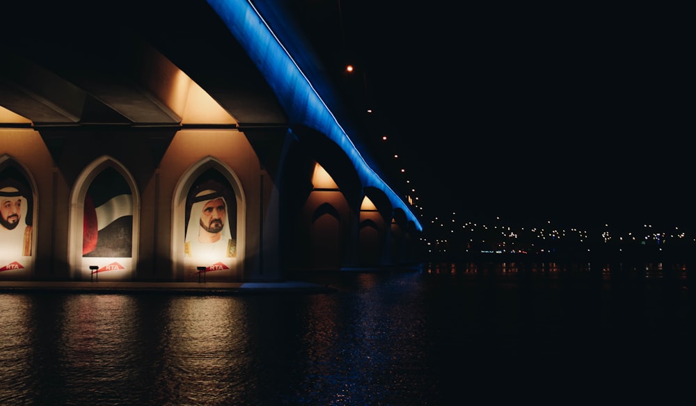 edificio accanto allo specchio d'acqua