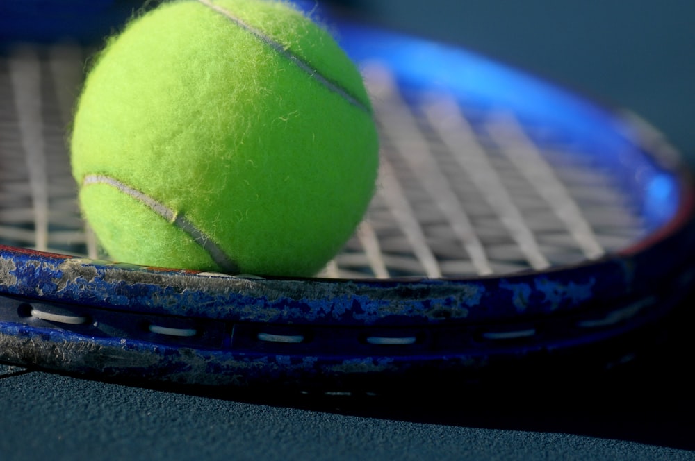 pelota de tenis verde en fotografía de primer plano