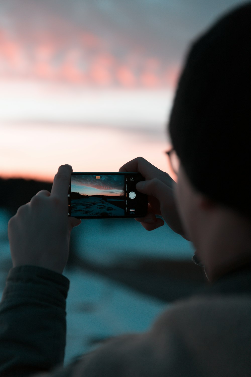 Person spricht Foto der goldenen Stunde