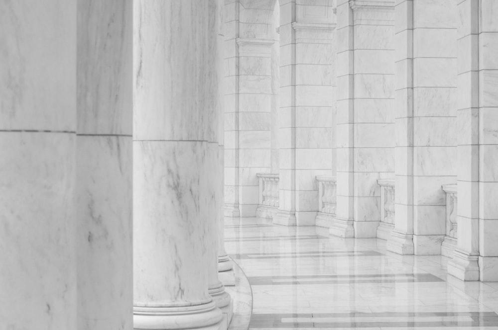 photographie minimaliste du couloir entre les colonnes