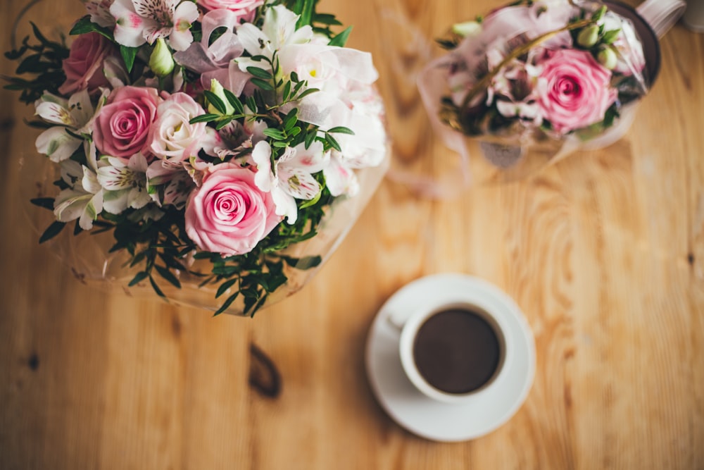 Fotografía de primer plano ramo de flores de pétalos rosas y blancos