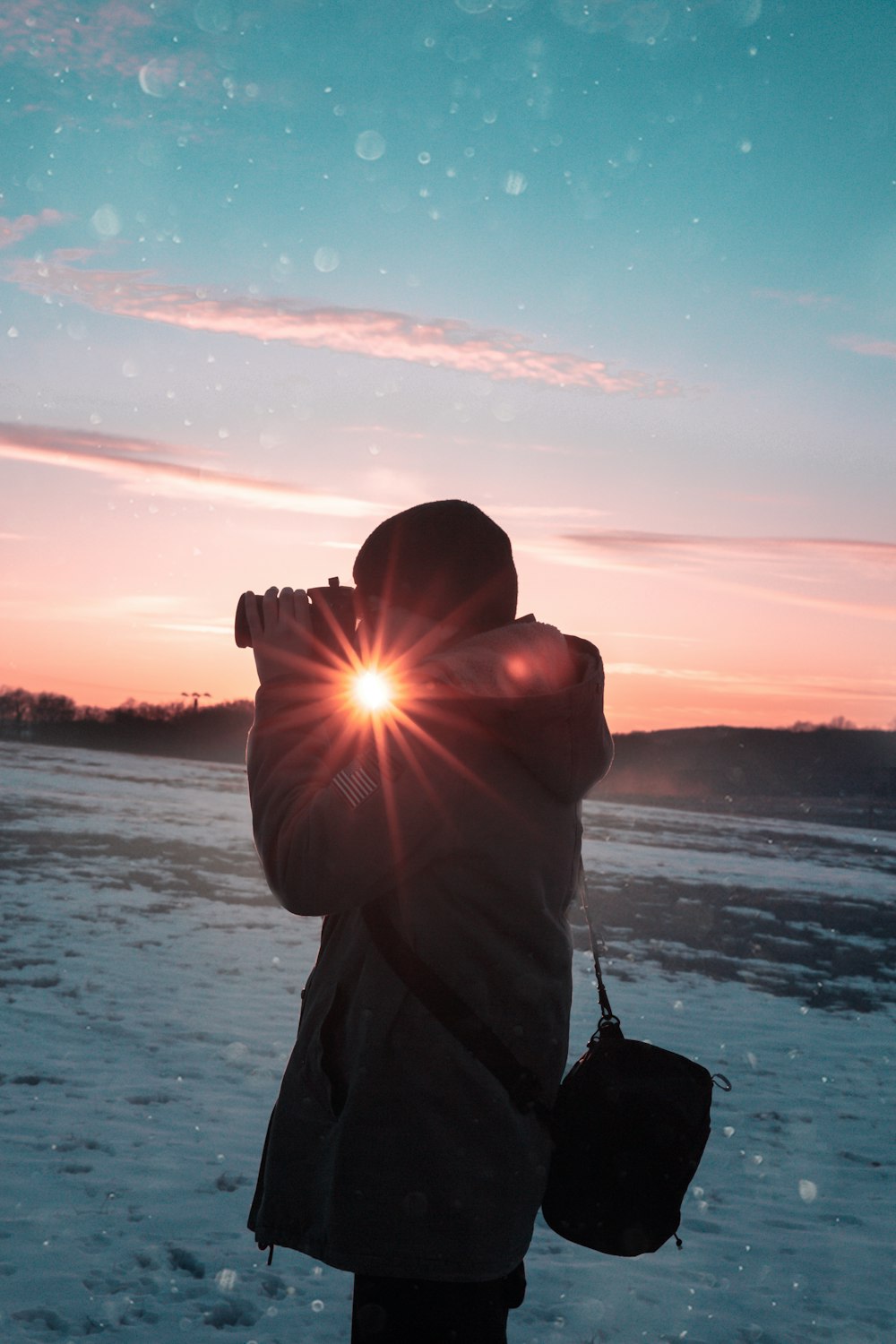 Person mit DSLR-Kamera beim Fotografieren