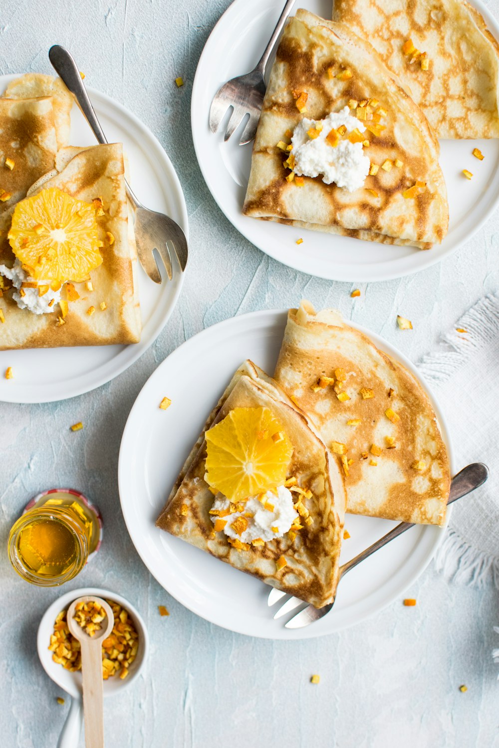 fotografia flat-lay de panqueca com cobertura