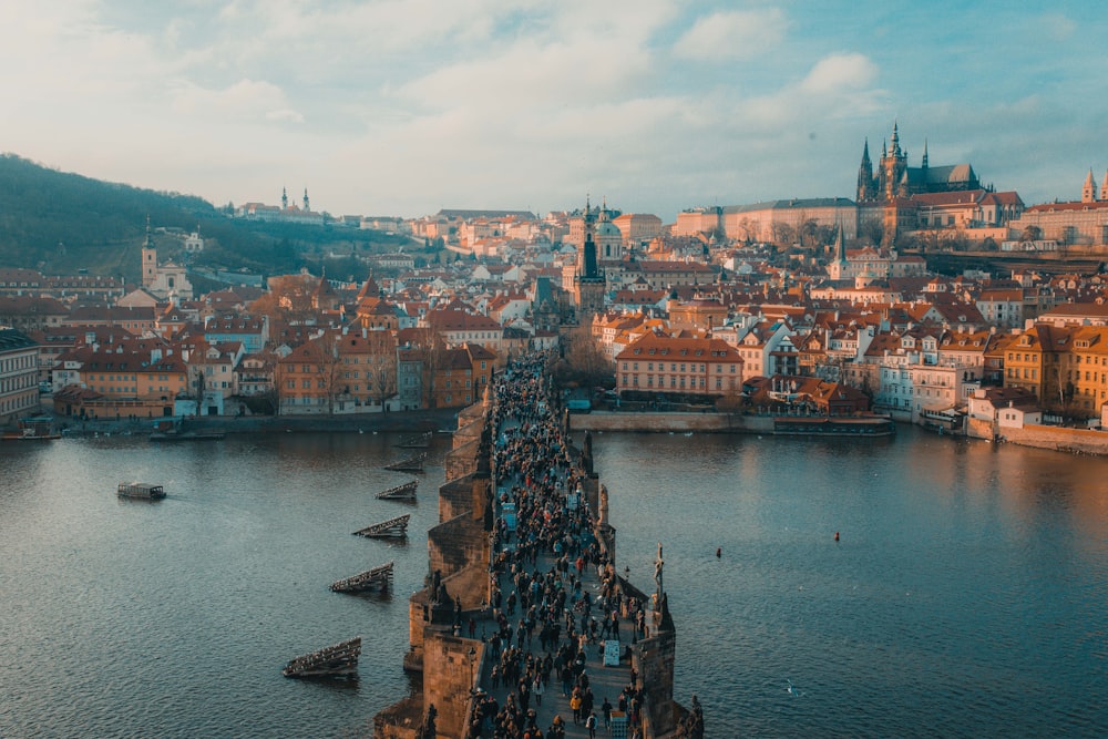 persone che camminano sul ponte