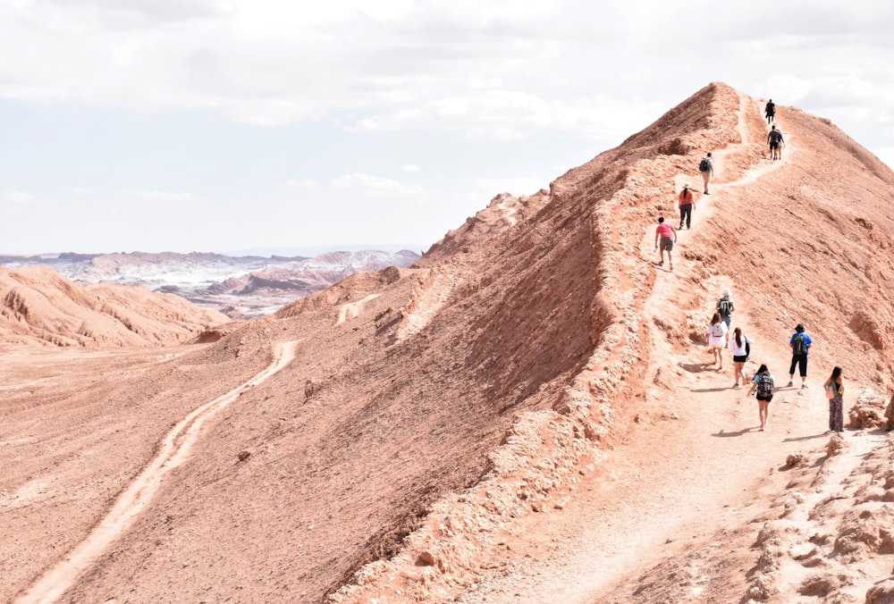 pessoas caminhando na montanha