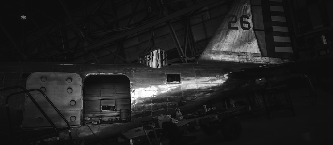 gray airplane,