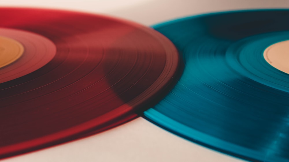 Eine Nahaufnahme von zwei roten und blauen Schallplatten