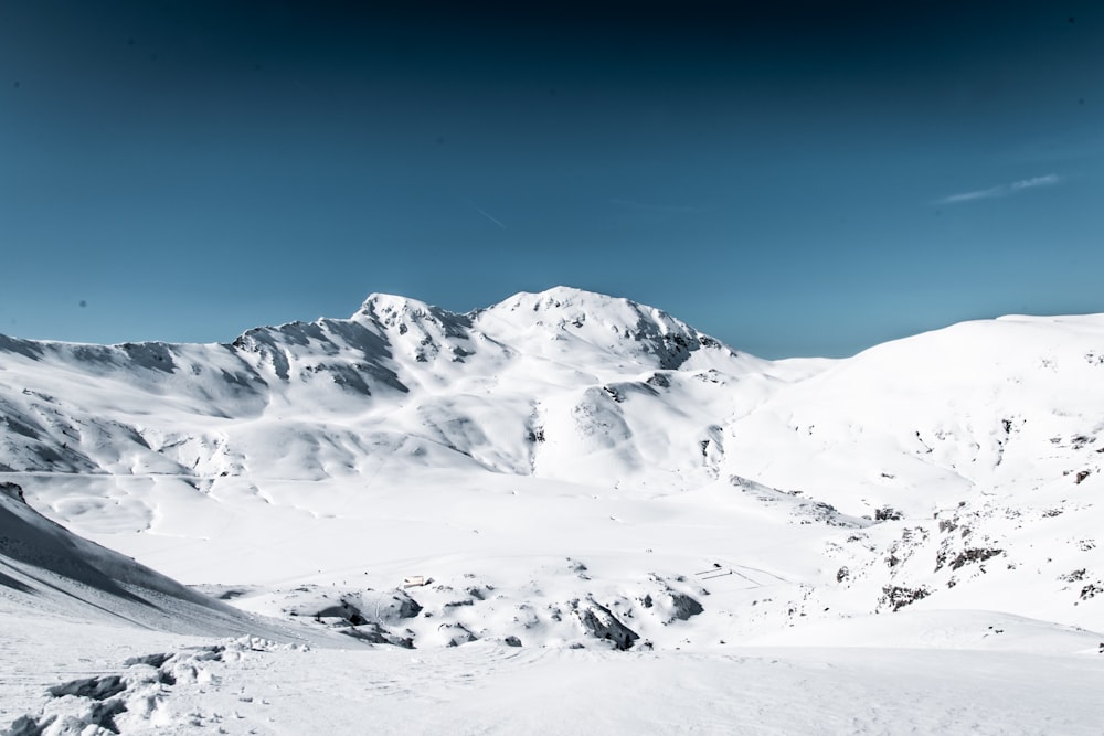 Photographie de montagne enneigée