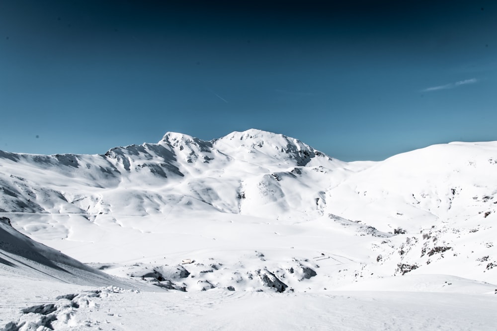 Fotografía de montaña cubierta de nieve