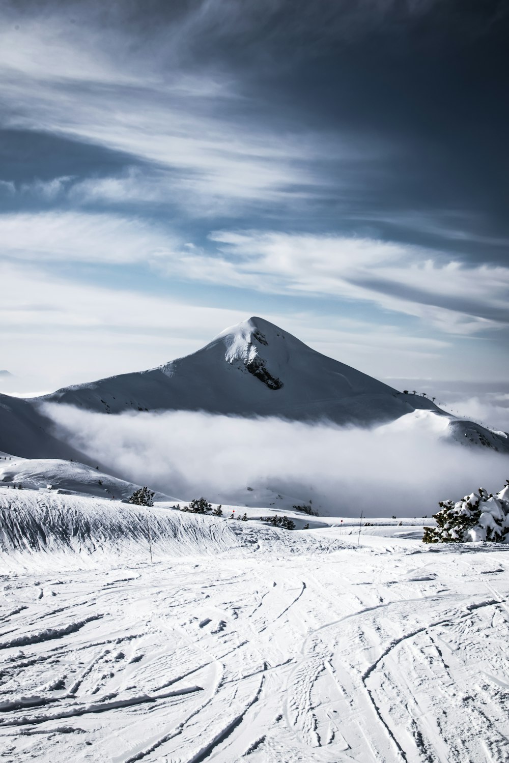 Photo paysagée d’une montagne