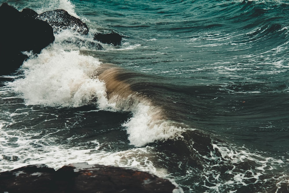 Fotografía de ola de mar