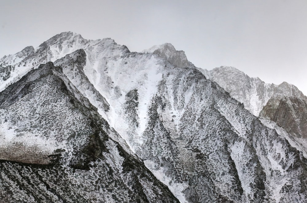 Montanhas glaciares durante o dia