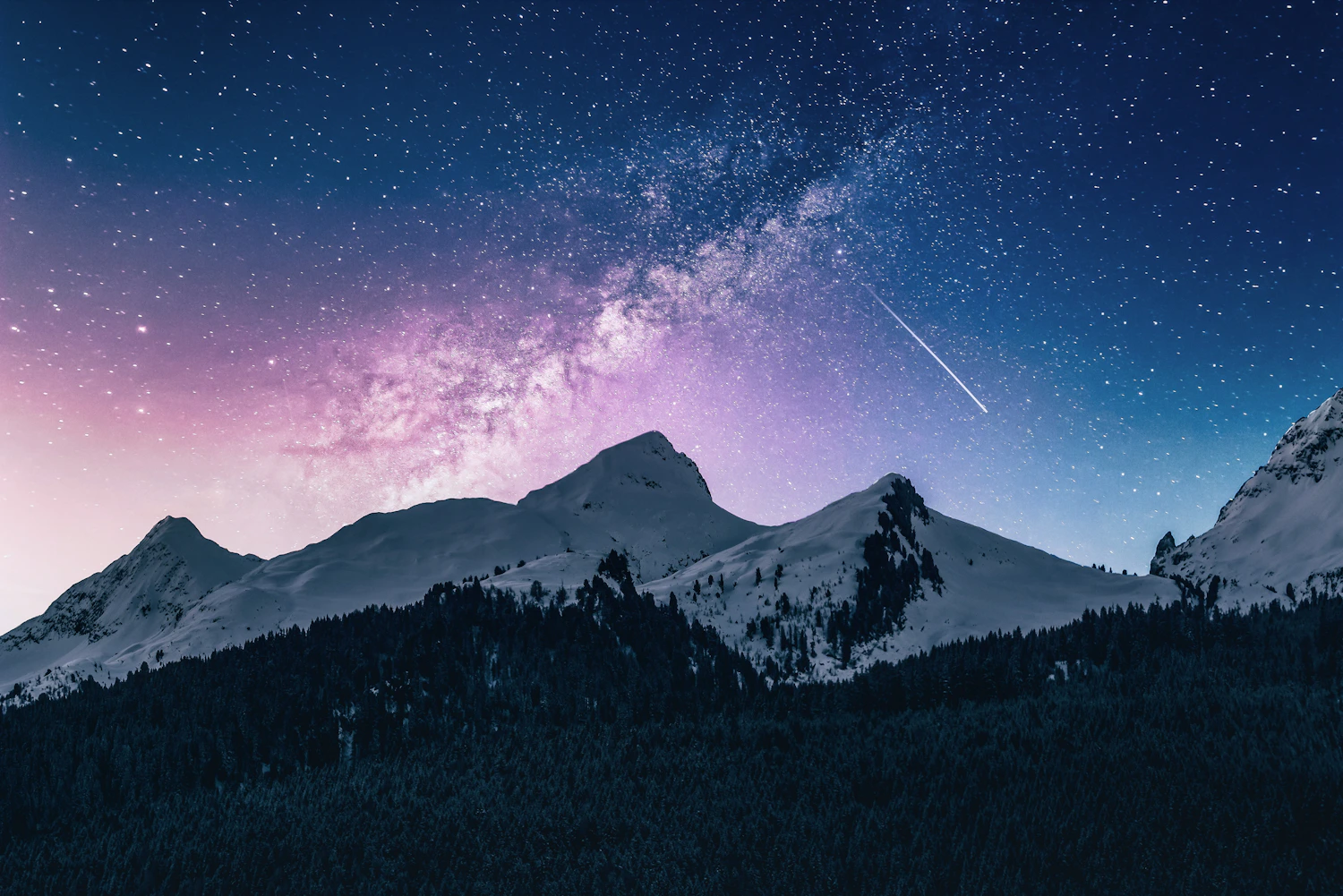 星空下的山脉摄影作品