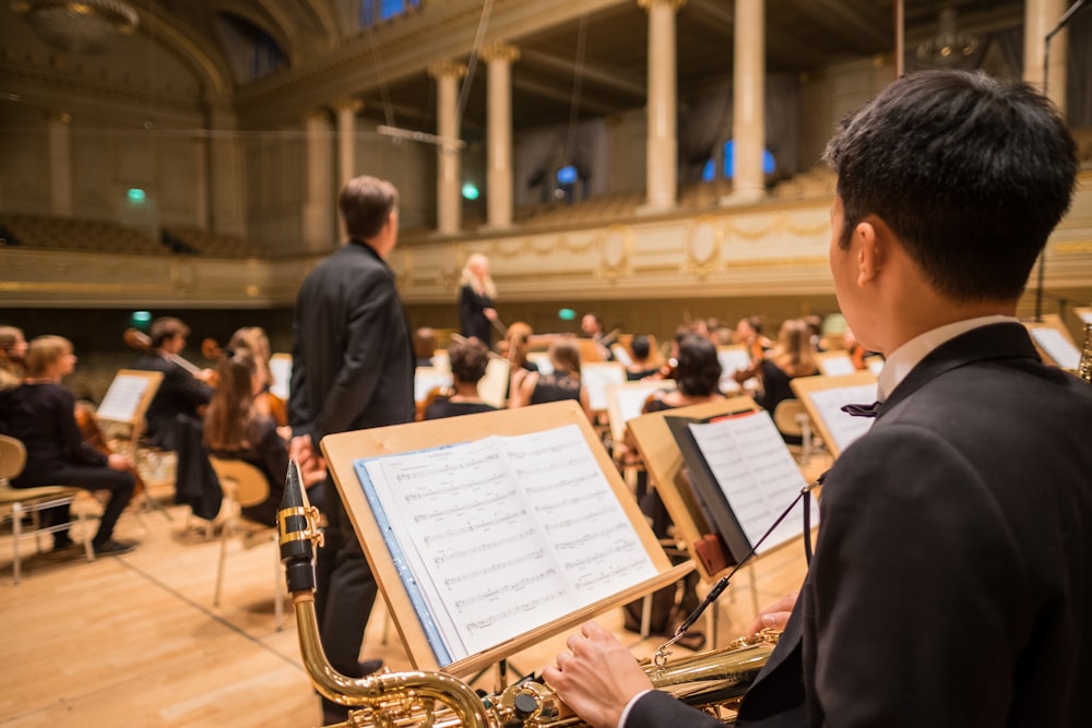 Mann mit Blick auf Notenständer mit Musikbuchführer im Gebäude