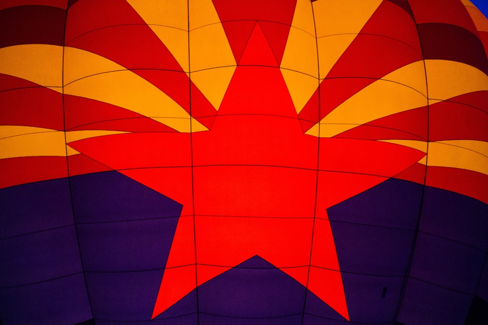 Macrophotographie de montgolfière rouge, jaune et violet