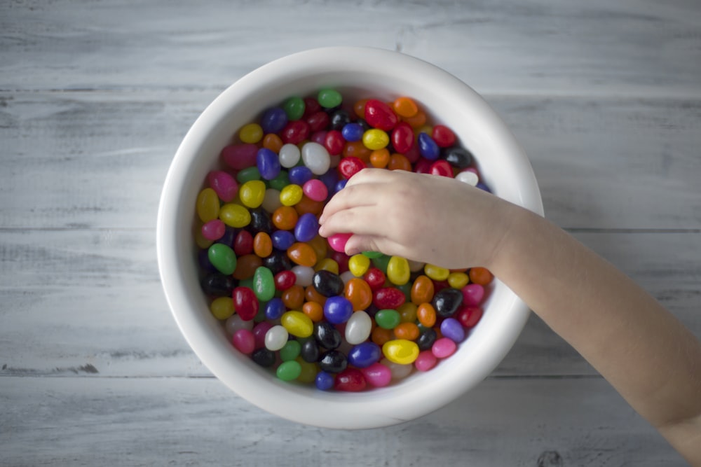 mehrfarbige Bonbons auf weißer Keramikschale