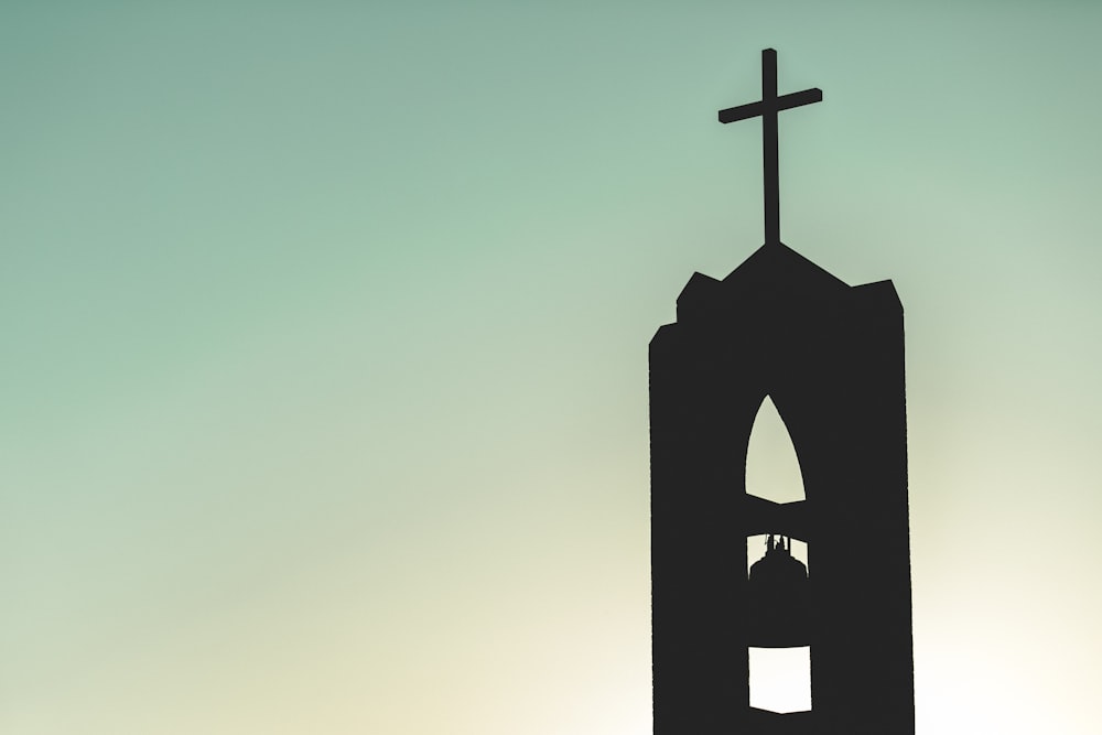 foto della silhouette della campana della chiesa