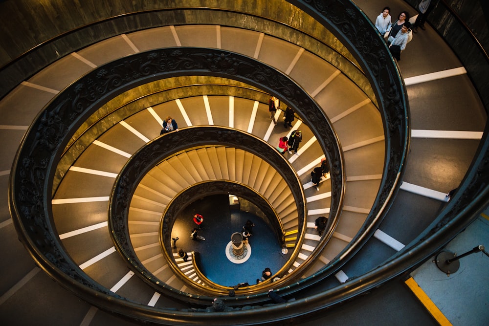 Menschen auf Wendeltreppe