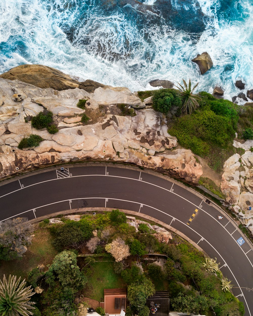 Photographie aérienne d’une route de course près de la zone côtière