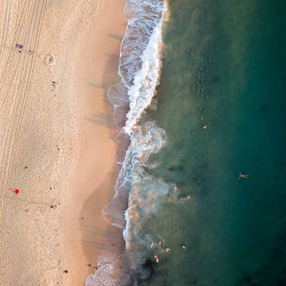 Fotografía aérea de las olas del mar en la orilla