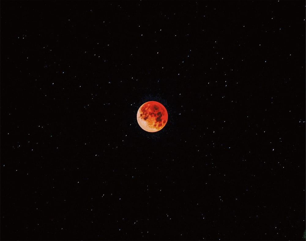 Éclipse de Luna pendant la nuit