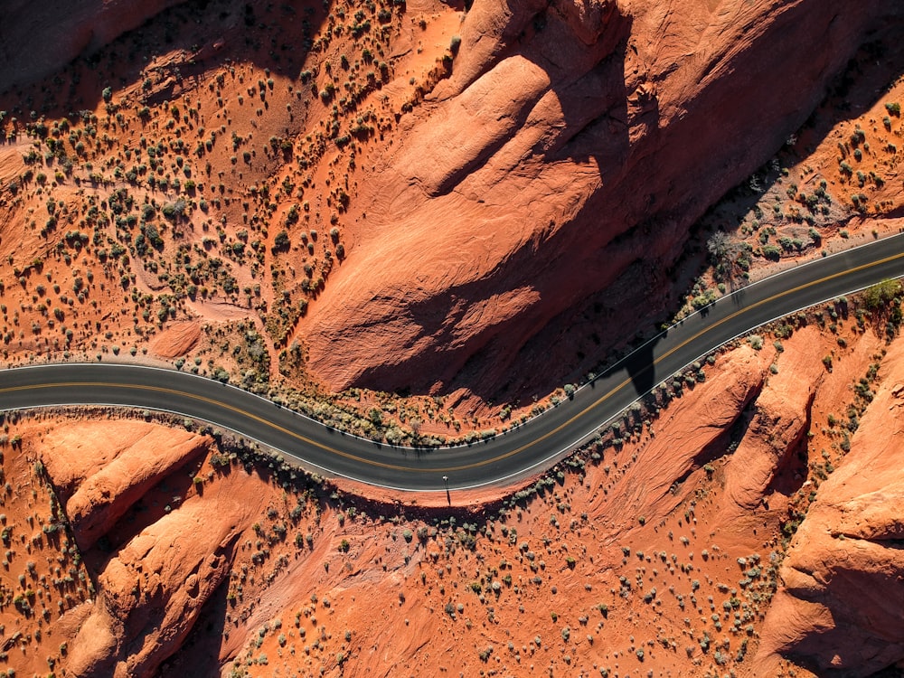 Fotografía aérea de una carretera de hormigón cerca de Rock Mountain