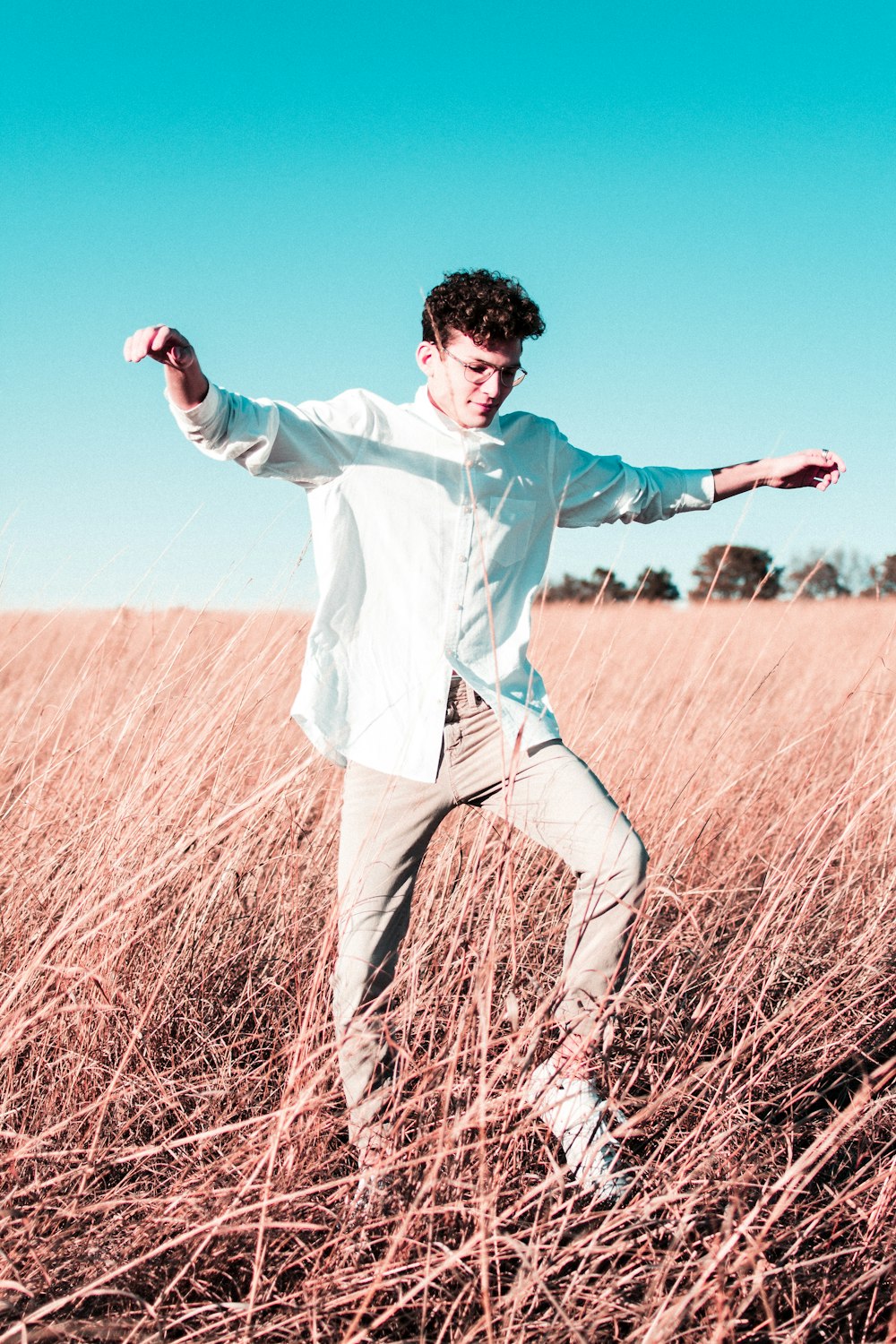 man wearing white dress shirt