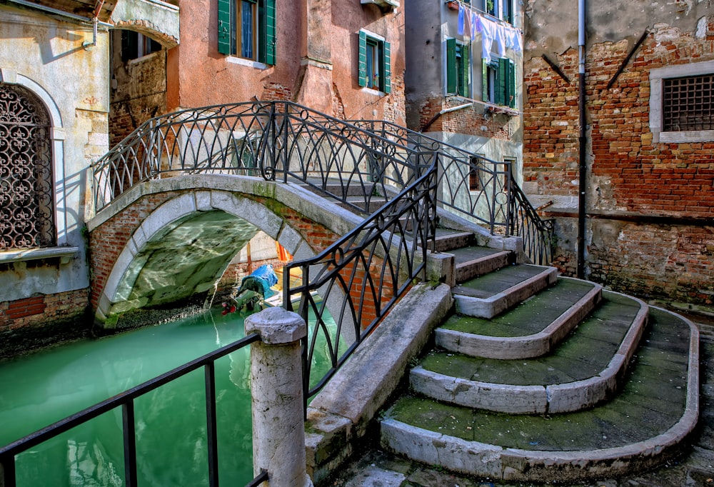 ponte di pietra arancione e grigia durante il giorno