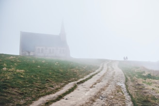 Une église dans le brouillard évoquant le mystère