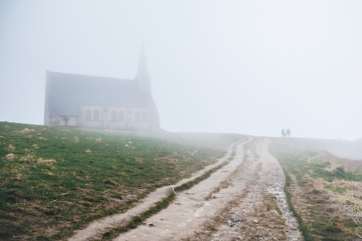 Une église dans le brouillard évoquant le mystère